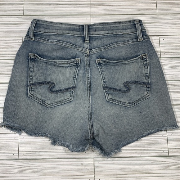 Silver Jeans Avery Short size 26 - Picture 2 of 8